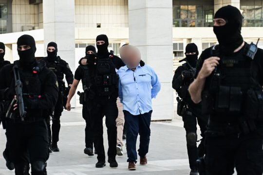 Από τη μεταφορά των κατηγορουμένων στη δίκη για τη δολοφονία του δημοσιογράφου Γιώργου Καραϊβάζ